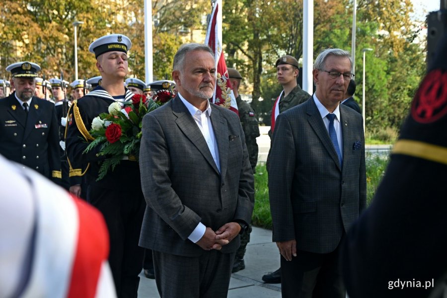 Od lewej: Prezydent Gdyni Wojciech Szczurek i radny Zenon Roda złożyli kwiaty przed pomnikiem Armii Krajowej z okazji 84. rocznicy utworzenia Polskiego Państwa Podziemnego