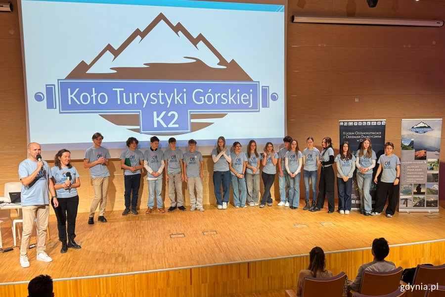 Błękitne Horyzonty 2025 w PPNT w Gdyni. Na zdjęciu od lewej Marcin Jank z II II LO w Gdyni, Alicja Jank z SP nr 26, uczniowie i uczennice z II LO i SP 26 w Gdyni (fot. Katarzyna Balcerzak)