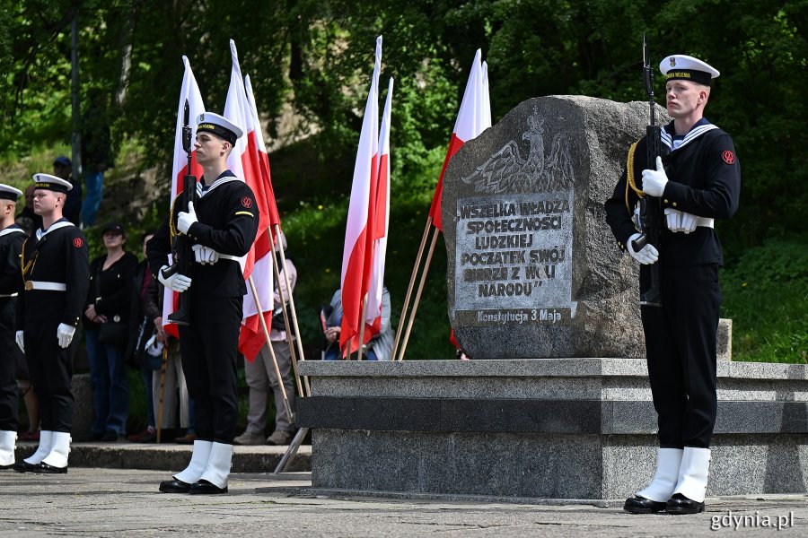 Posterunek honorowy przy pomniku Konstytucji 3 Maja z okazji obchodów Święta Narodowego Trzeciego Maja 