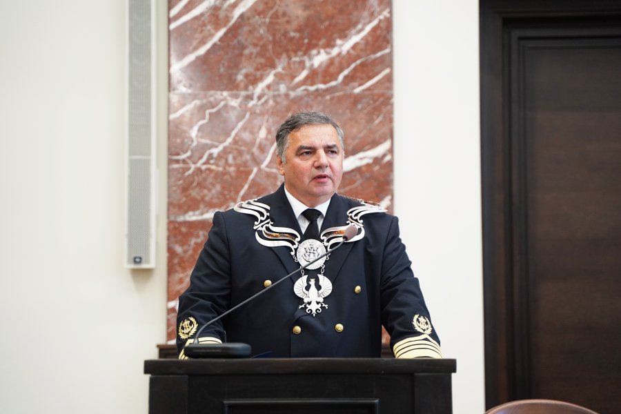 Rektor uniwersytetu w uroczystym stroju
