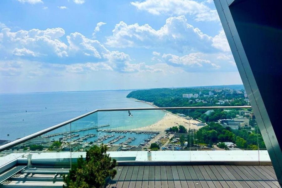 Taras z widokiem na morze w obiekcie Sea Towers Penthouse 28-29 two-floors sea view panoramic terrace