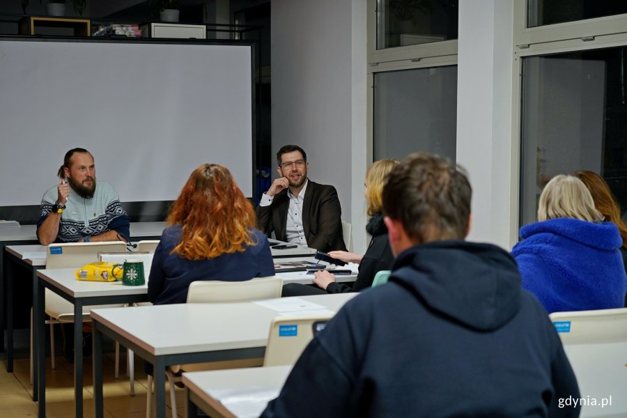 Marcin Chwiałkowski, mec. Marcin Zawisza &ndash; przewodniczący rady oraz jej członkowie podczas IV posiedzenia Rady ds. Mężczyzn w Gdyni