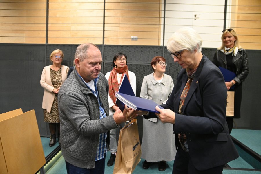 Joanna Zielińska - przewodnicząca Rady Miasta Gdyni wręcza listy gratulacyjne i upominki ławnikom kończącym kadencję 