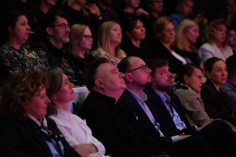 Widzowie i goście gali zebrani w sali Warszawa podczas gali otwarcia 23. Millennium Docs Against Gravity. Wśr&oacute;d nich m.in.: radny miasta Dominik Aziewicz, Mariusz Bzdęga &ndash; dyrektor zarządzający ds. kultury i aktywności mieszkańc&oacute;w oraz Jerzy Rados &ndash; dyrektor Gdyńskiego Centrum Filmowego podczas gali otwarcia 23. Millennium Docs Against Gravity 