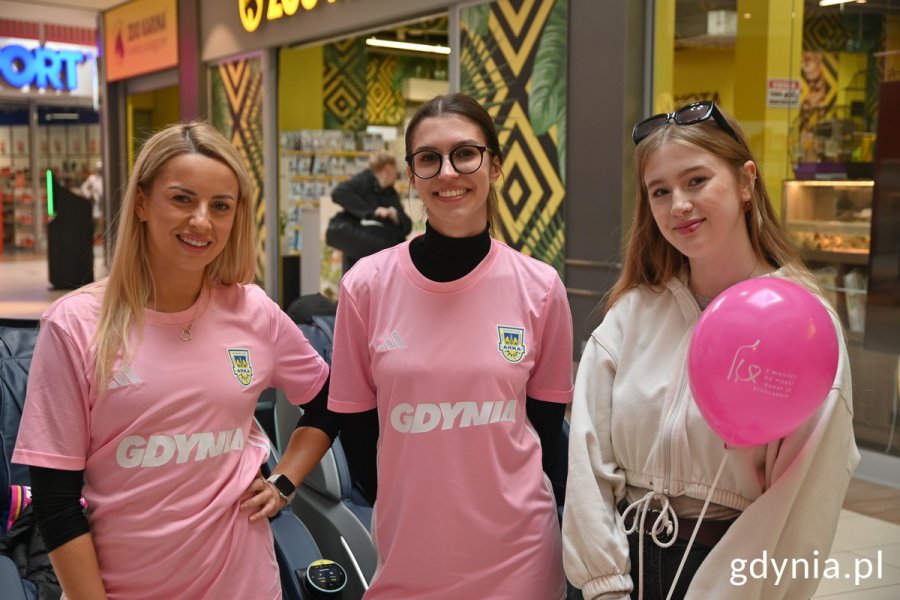Trzy dziewczyny w różowych koszulkach Arki w Centrum Riviera