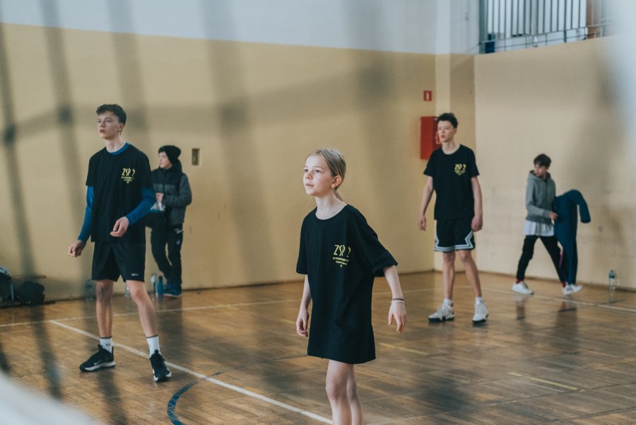 Uczniowie w strojach sportowych