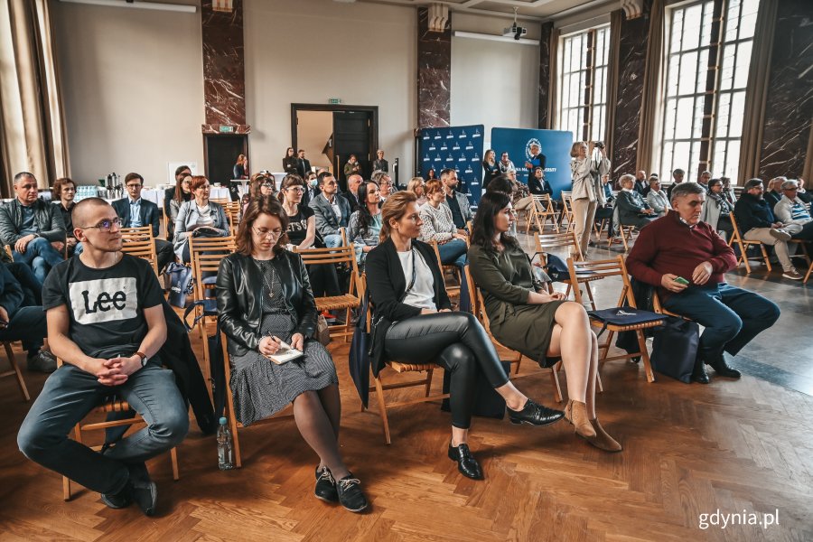 Uczestnicy spotkania „Wspólnie dbamy o gdyńskie zabytki” siedzą na krzesłach w auli Uniwersytetu Morskiego // fot. Magdalena Czernek