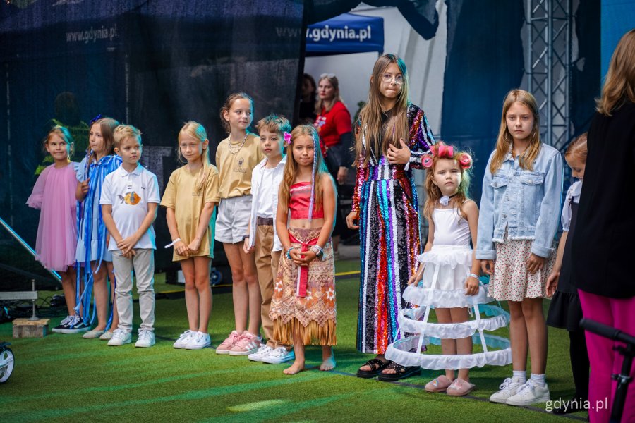 Nagradzani i wyróżniani uczestnicy Międzynarodowego Festiwalu Piosenki Gdynia Open (fot. Kamil Złoch)
