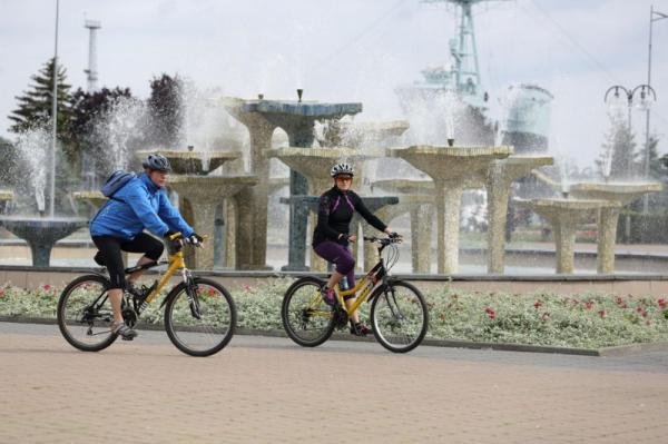 // fot. mat prasowe European Cycling Challenge. Rowerzyści na tle fontanny w Gdyni
