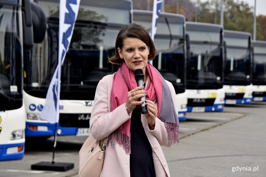 55 nowoczesnych i ekologicznych autobusów trafiło do Gdyni. Na zdjęciu: wiceprezydent Gdyni ds. gospodarki - Katarzyna Gruszecka-Spychała // fot. Paweł Kukla