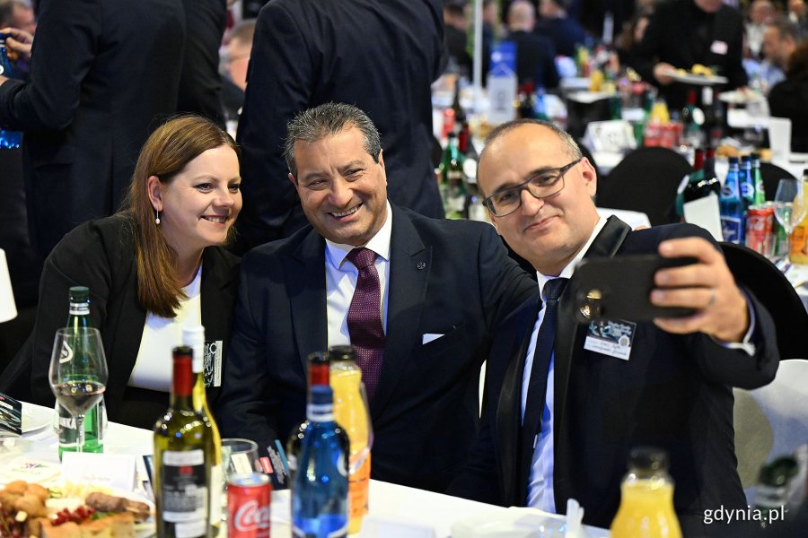 Prezydent Gdyni Aleksandra Kosiorek, Gavin Gulia, ambasador Republiki Malty w Polsce i wicewojewoda pomorski Emil Rojek robią sobie wspólne zdjęcie