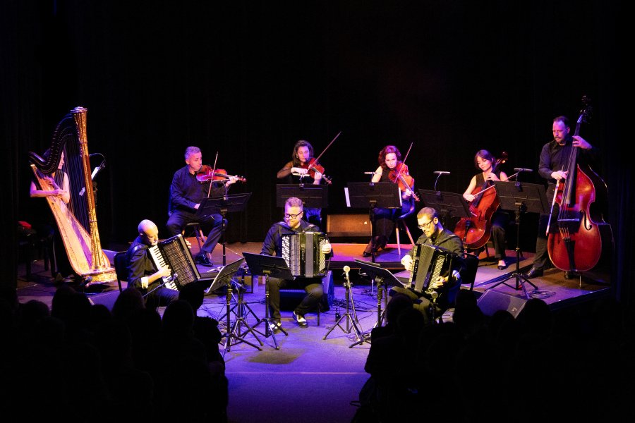 Muzycy podczas koncertu „Kaczmarek by Motion Trio & Sinfonietta Cracovia” w Konsulacie Kultury