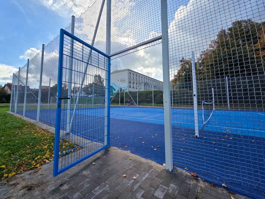 Wejście na boisko prowadzi przez furtkę zabezpieczające obiekt przed zwierzyną (fot. Marek Urbaniak)