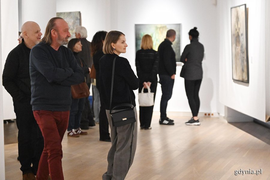 Uczestnicy wernisażu wystawy Janusza Osickiego &bdquo;Ciągłość w procesie&rdquo;