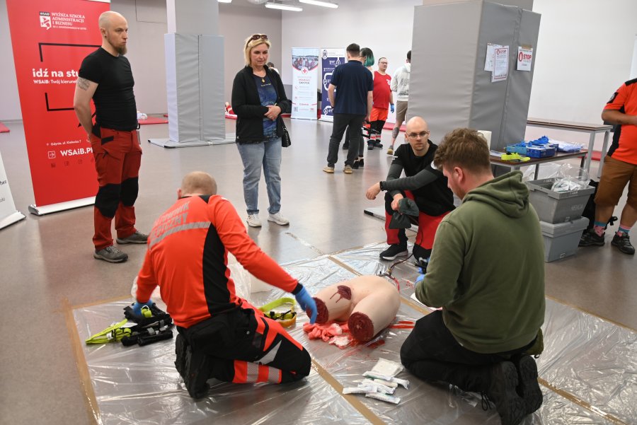 Ratownicy medyczni pokazywali r&oacute;żne techniki tamowania krwawienia. W wydarzeniu Stop the Bleed wzięła r&oacute;wnież udział gdyńska radna Beata Zastawna