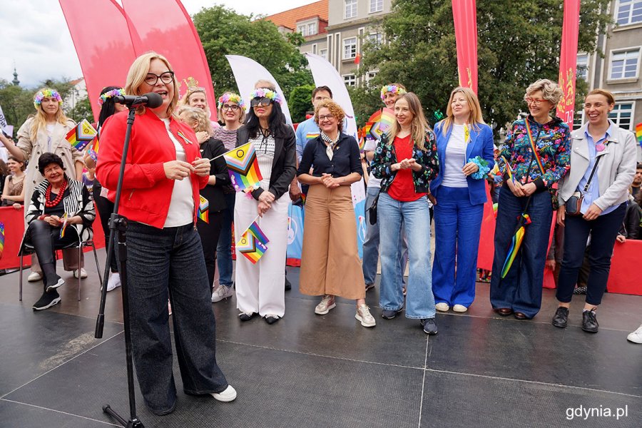 Wiceprezydentka Gdyni Oktawia Gorzeńska podczas części oficjalnej X Trójmiejskiego Marszu Równości (fot. Mirosław Pieślak)