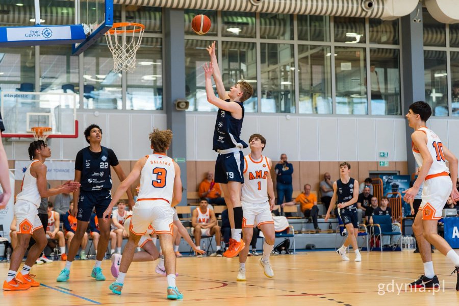 Koszykarze na boisku w trakcie meczu