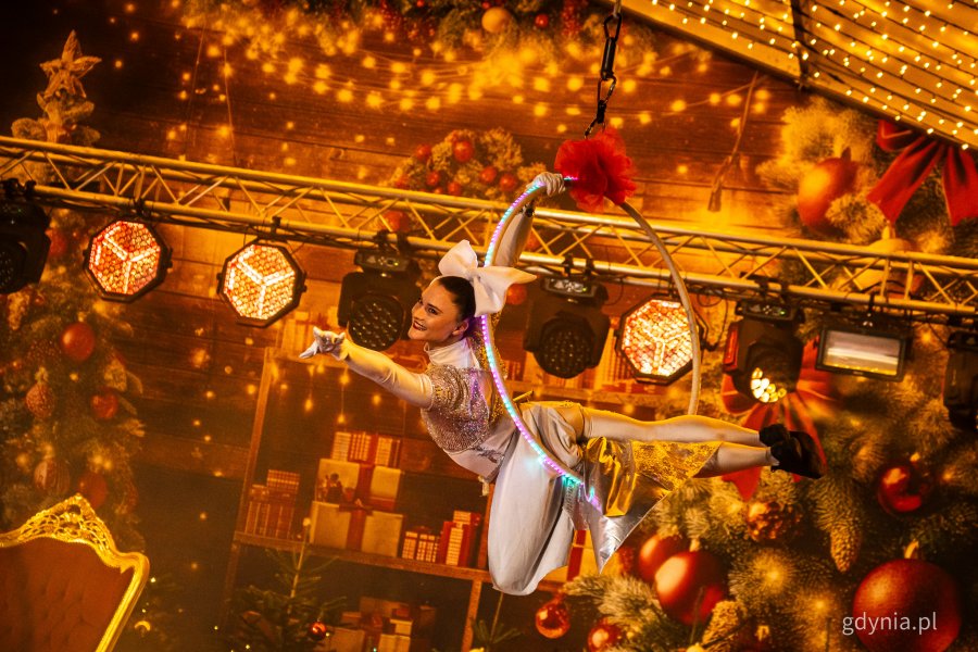Akrobatyczny Teatr Tańca Mira-Art. Gdyńskie mikołajki w muszli koncertowej na placu Grunwaldzkim (fot. Kamil Złoch)