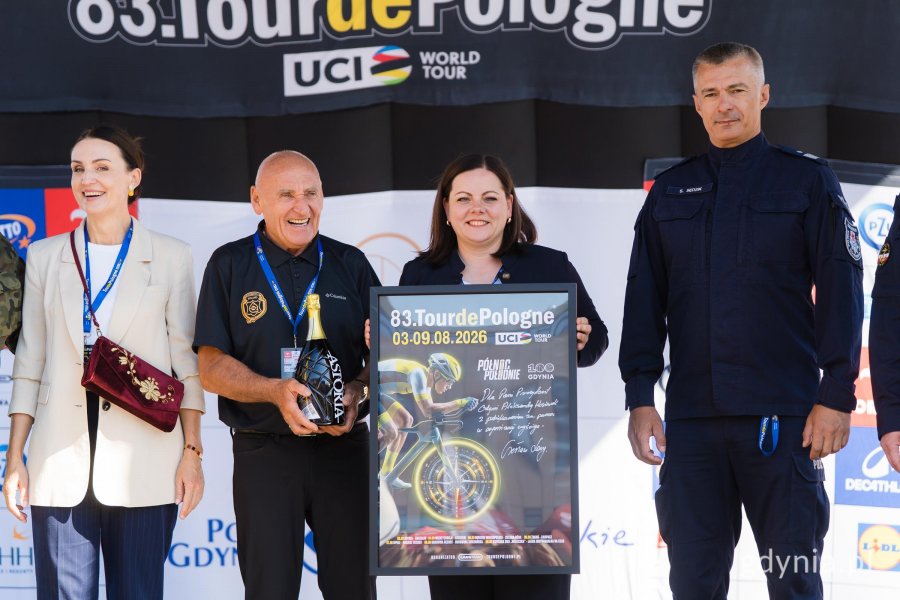 Od lewej: wojewoda pomorska Beata Rutkiewicz, Czesław Lang &ndash; dyrektor generalny Tour de Pologne i prezydent Gdyni Aleksandra Kosiorek na scenie zawod&oacute;w przed startem wyścigu