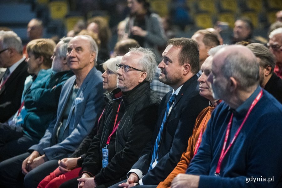 W środku (od prawej): wiceprezydent Gdyni Marek Łucyk, Janusz Janowski - organizator Ogólnopolskich Spotkań Podróżników, Żeglarzy i Alpinistów oraz Joanna Pajkowska i Leszek Cichy - członkowie kapituły Kolosów podczas niedzielnej gali wręczenia nagród // fot. Karol Stańczak