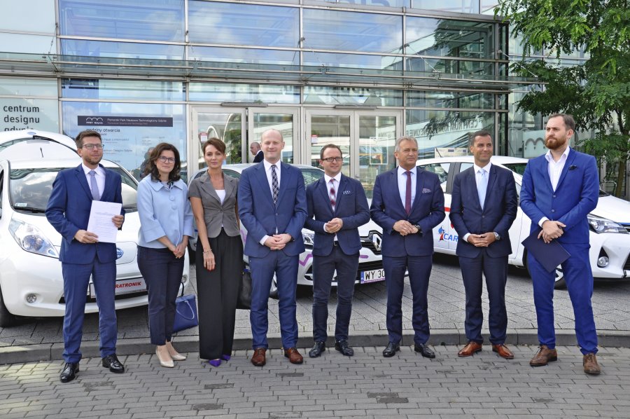 Sygnatariusze porozumienia wprowadzającego car-sharing w naszym regionie // fot. B. Betlejewska