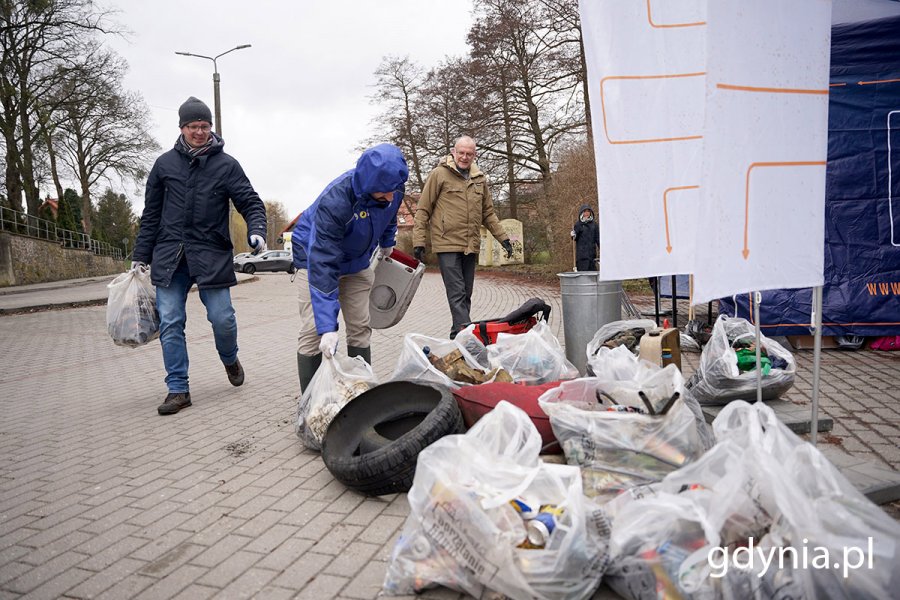 Wiceprezydent Michał Guć i inni uczestnicy sprzątania terenu przy Źródle Marii, które zorganizowano w ramach akcji „Godzina dla Ziemi WWF” 