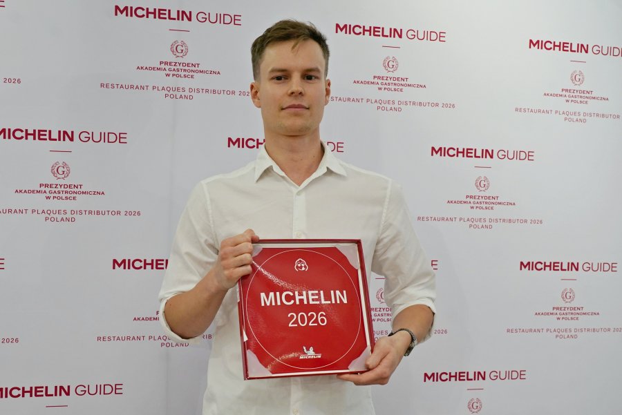 Jeden z restaurator&oacute;w z plakietą za wyr&oacute;żnienie Bib Gourmand