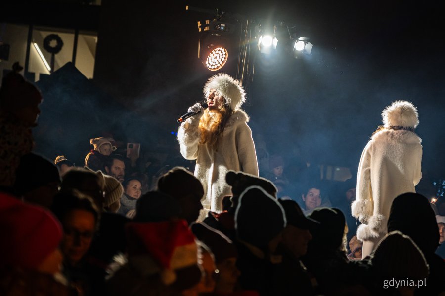 Występy wokalistów z Młodzieżowego Domu Kultury w Gdyni podczas gdyńskich mikołajek na placu Grunwaldzkim (fot. Kamil Złoch)