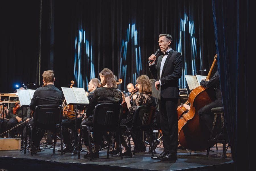 Piątkowy koncert w sali koncertowej Portu Gdynia - Orkiestra Symfoniczna Filharmonii Bałtyckiej pod batutą Massimiliano Caldiego oraz z Magdaleną Bojanowicz na wiolonczeli, fot. Tomasz Kamiński