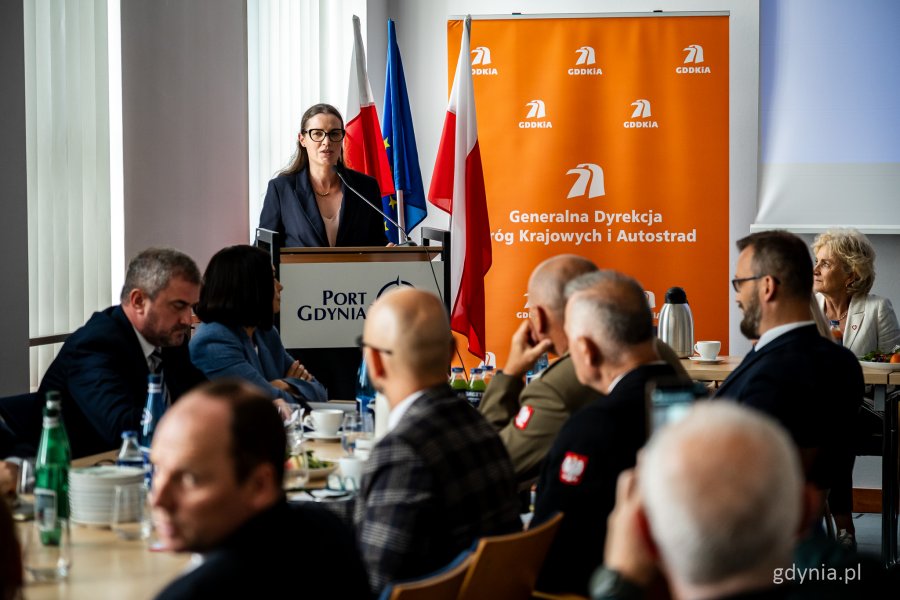 Posiedzenie sejmowej Komisji Infrastruktury w Porcie Gdynia – przemówienie posłanki Wiolety Tomczak (fot. Kamil Złoch)