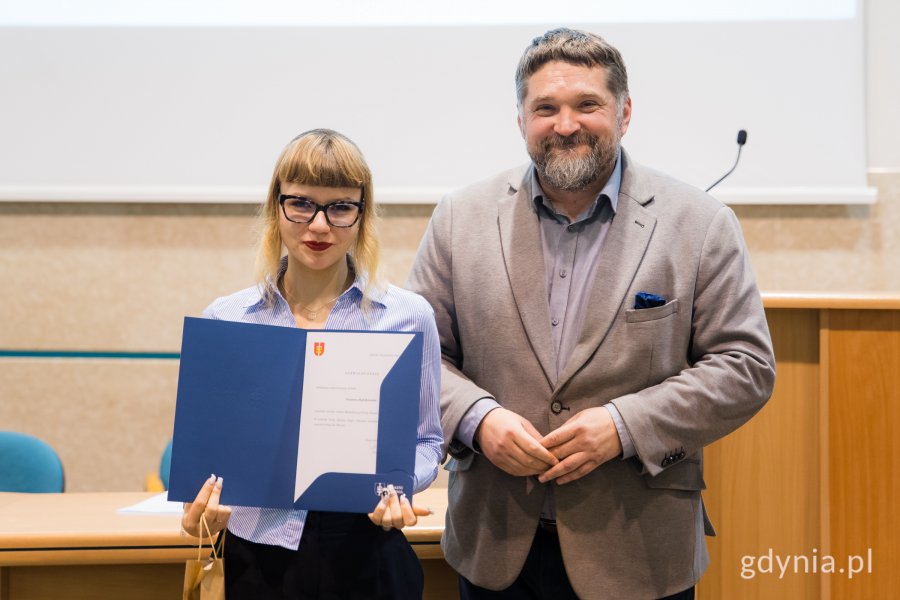 Na zdjęciu (od lewej): Zuzanna Rybikowska, przewodnicząca Młodzieżowej Rady Miasta, Tadeusz Szemiot, przewodniczacy Rady Miasta Gdyni (fot. Paweł Budziński)