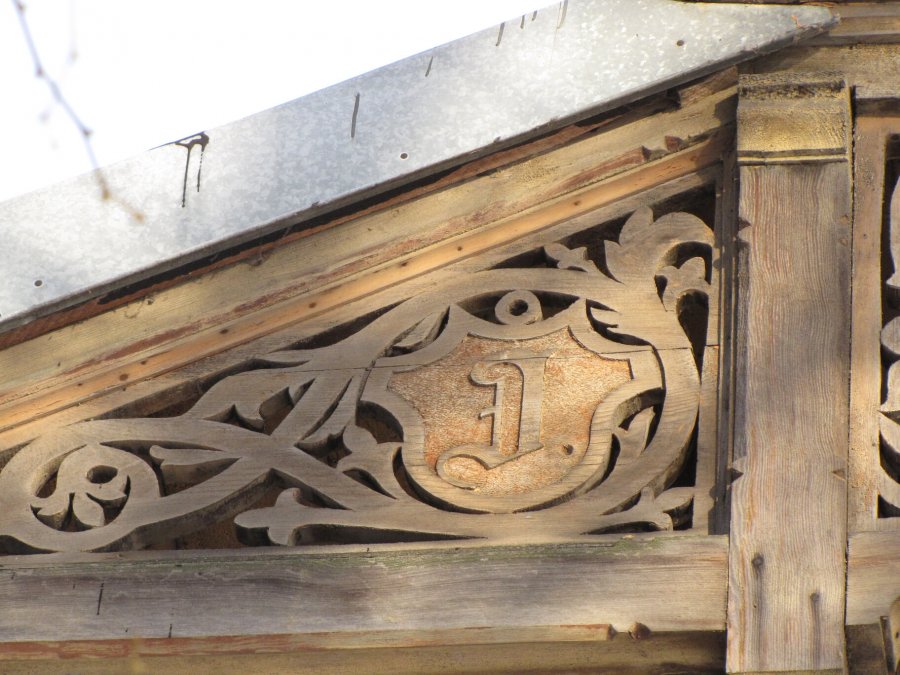 Ażurowy ornament drewniany z monogramem &bdquo;J&rdquo; przed pracami konserwatorskimi