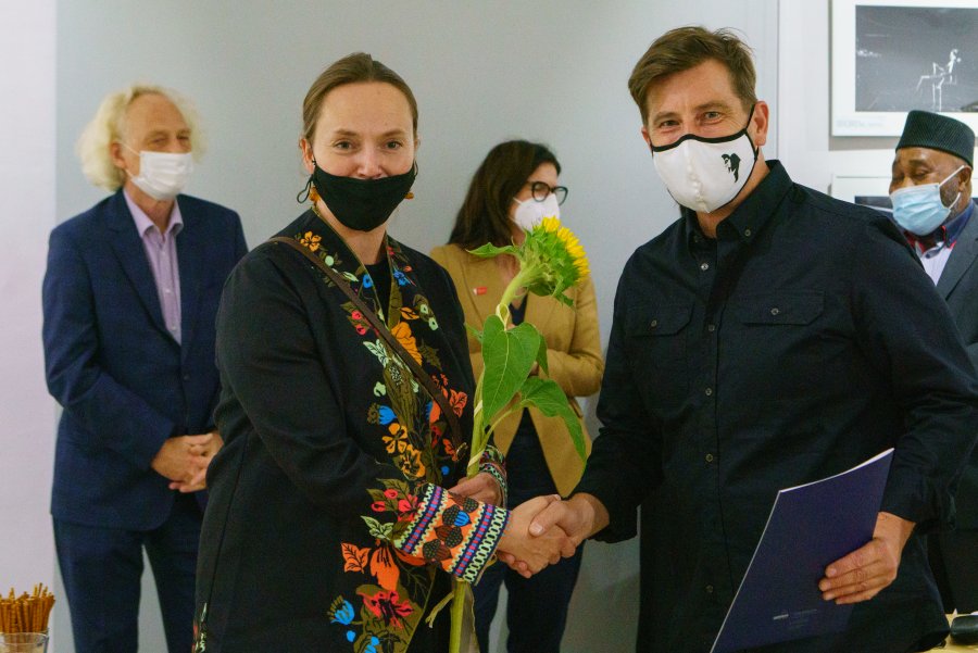 Na zdj. Maja Wagner wręcza nagrodę Prezydenta Miasta Gdyni Krzysztofowi Mystkowskiemu za fotoreportaż „Ćwiczenia Renegade / Sarex 21", fot. Anna Rezulak