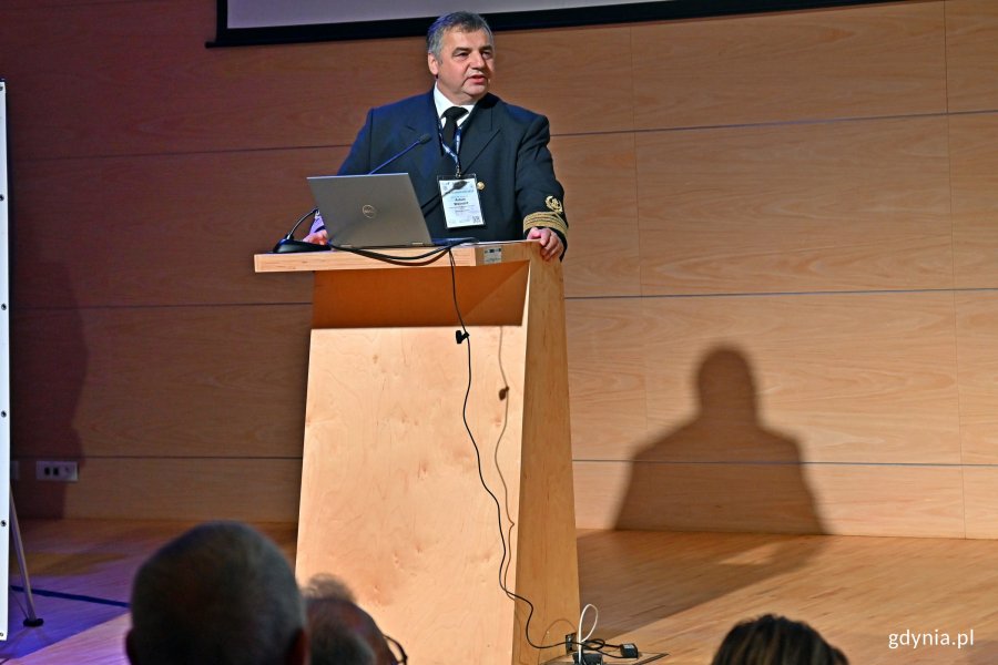 prof. dr hab. inż. kpt. ż.w. Adam Weintrit – rektor Uniwersytetu Morskiego w Gdyni przemawiający podczas otwarcia 21. edycji International Conference on Smart Technologies – IEEE EUROCON 2025 w Pomorskim Parku Naukowo-Technologicznym
