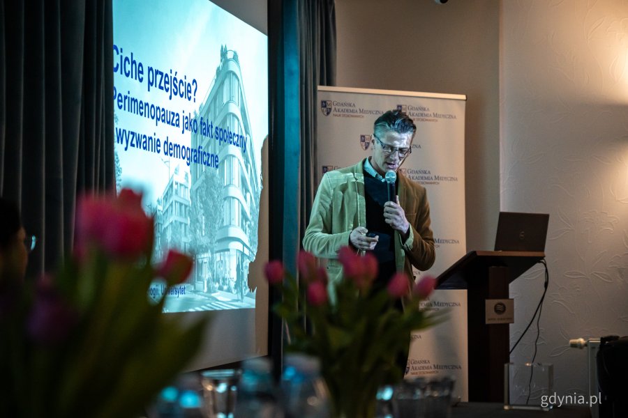 Dr Maciej Brosz podczas swojego wystąpienia. Konferencja &bdquo;Zdrowie i dobrostan dojrzałego zespołu&rdquo; w Hotelu Kuracyjnym w Orłowie (fot. Kamil Złoch)