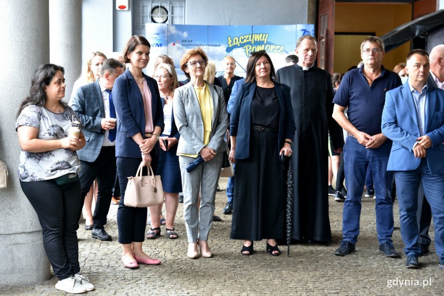 Goście, którzy uczestniczyli w otwarciu wystawy fotografii z okazji 70-lecia Kolei Aglomeracyjnej w Trójmieście oraz 20-lecia spółki PKP SKM. Druga od lewej - wiceprezydent Gdyni Katarzyna Gruszecka-Spychała // fot. Magdalena Czernek