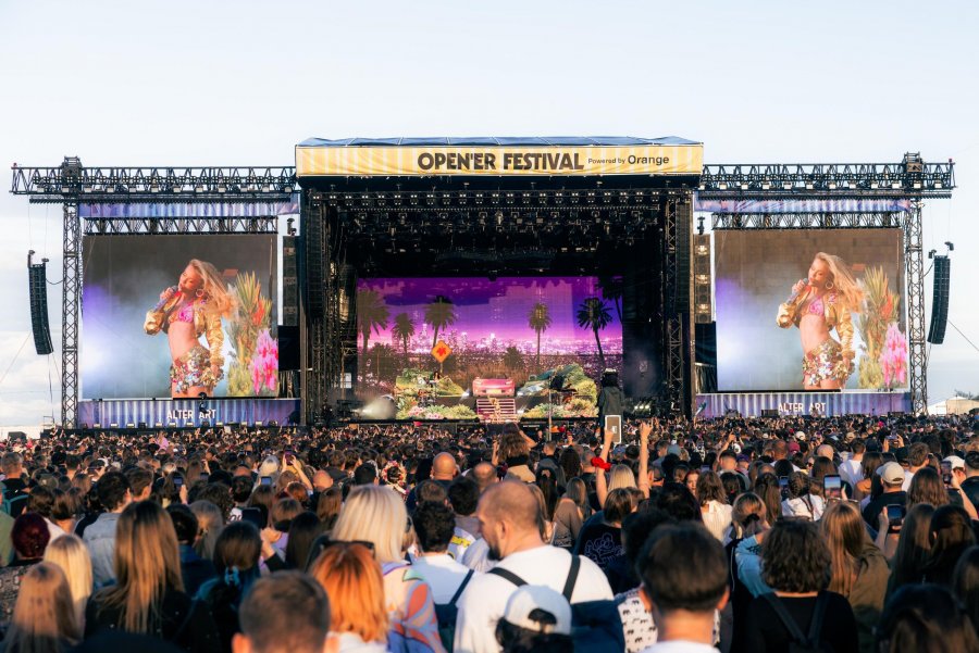 Uczestnicy festiwalu podczas koncertu Zary Larsson