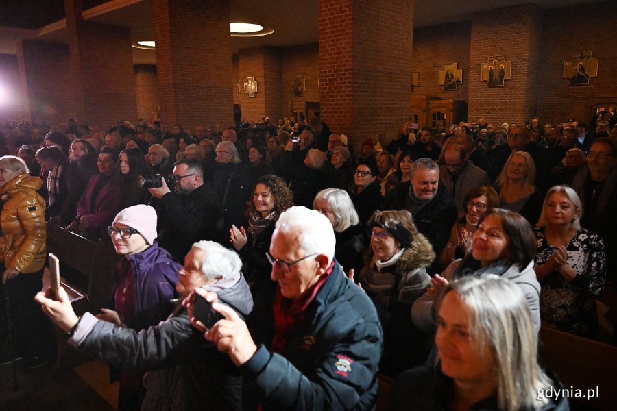 Publiczność przysłuchująca się artystom występującym podczas Zaduszek Jazzowych