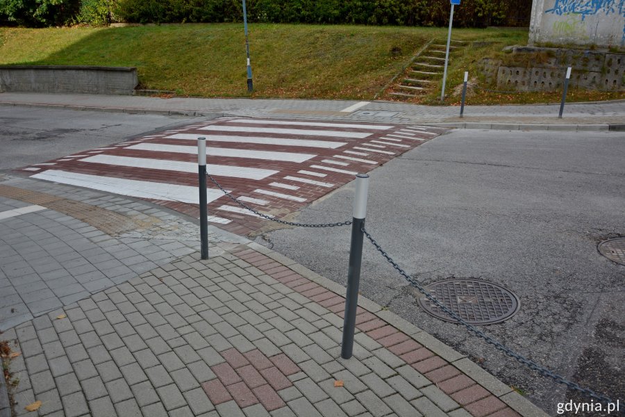 Wyniesione przejście dla pieszych, płyty fakturowane i szare słupki wygradzające zakończone opaską odblaskową // fot. gdynia.pl