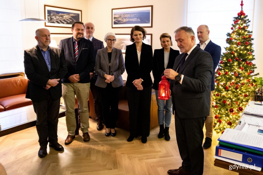Prezydent Gdyni oraz przedstawiciele kolegium prezydenta i Rady Miasta Gdyni podczas przekazania Betlejemskiego Światełka Pokoju. Od prawej: prezydent Wojciech Szczurek, wiceprezydent Bartosz Bartoszewicz, Aleksandra Mendryk - skarbniczka miasta, wiceprezydentka Katarzyna Gruszecka-Spychała, Joanna Zielińska - przewodnicząca Rady Miasta Gdyni, Rafał Klajnert - sekretarz miasta i dyrektor Urzędu Miasta Gdyni, wiceprezydent Marek Łucyk oraz Marek Stępa - naczelnik Wydziału Ochrony Dziedzictwa Urzędu Miasta Gdyni