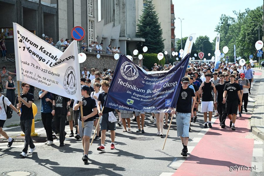 Uczniowie niosą transparenty