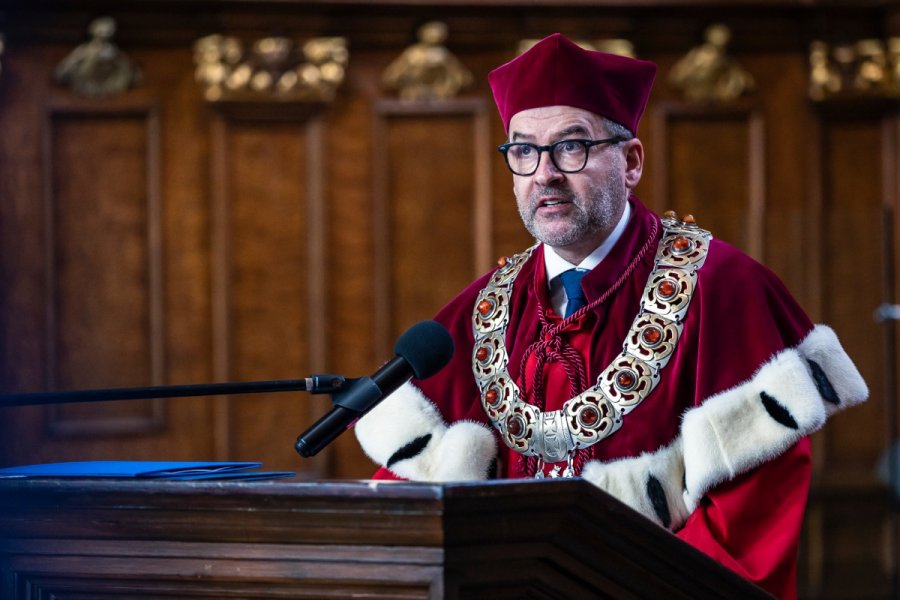 prof. dr hab. Piotr Stepnowski - rektor Uniwersytetu Gdańskiego podczas uroczystości nadania tytułu doktora honoris causa Uniwersytetu Gdańskiego Oldze Tokarczuk, która odbyła się w Dworze Artusa