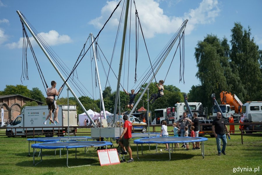 Dzieci skaczące na trampolinach