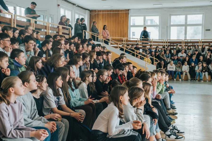 Sala gimanstyczna pełna uczniów