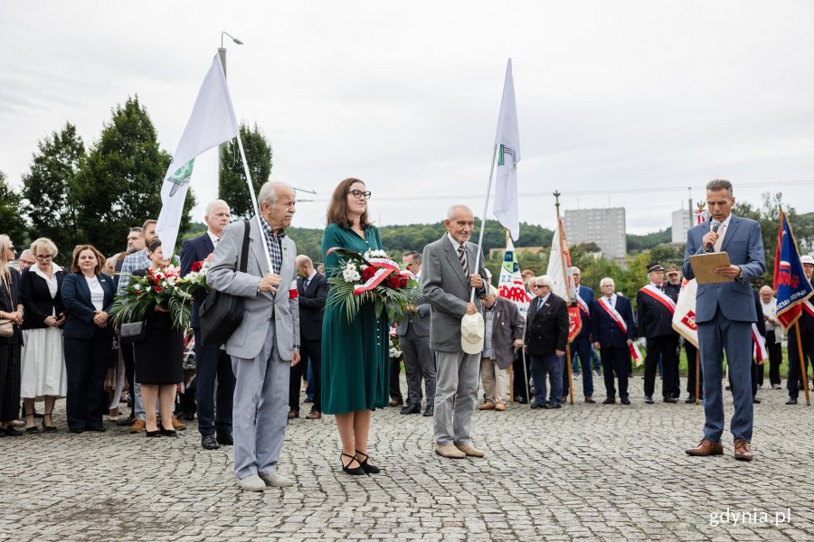 Posłanka Wioleta Tomczak złożyła kwiaty pod pomnikiem Ofiar Grudnia 1970 roku (fot. Karol Stańczak)