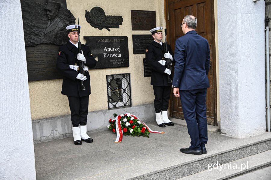 Składanie wiązanek przez delegacje, fot. Michał Sałata