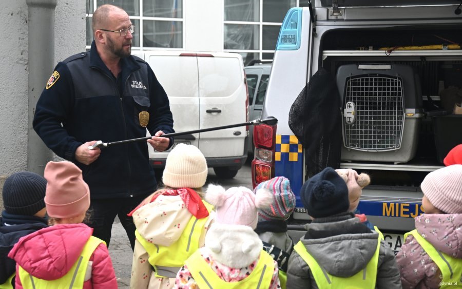 Strażnik deminstruje sieci