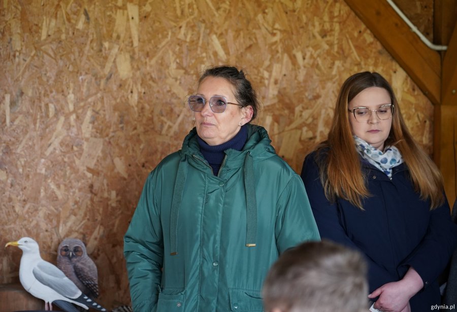 Dwie kobiety stoją przy ścianie