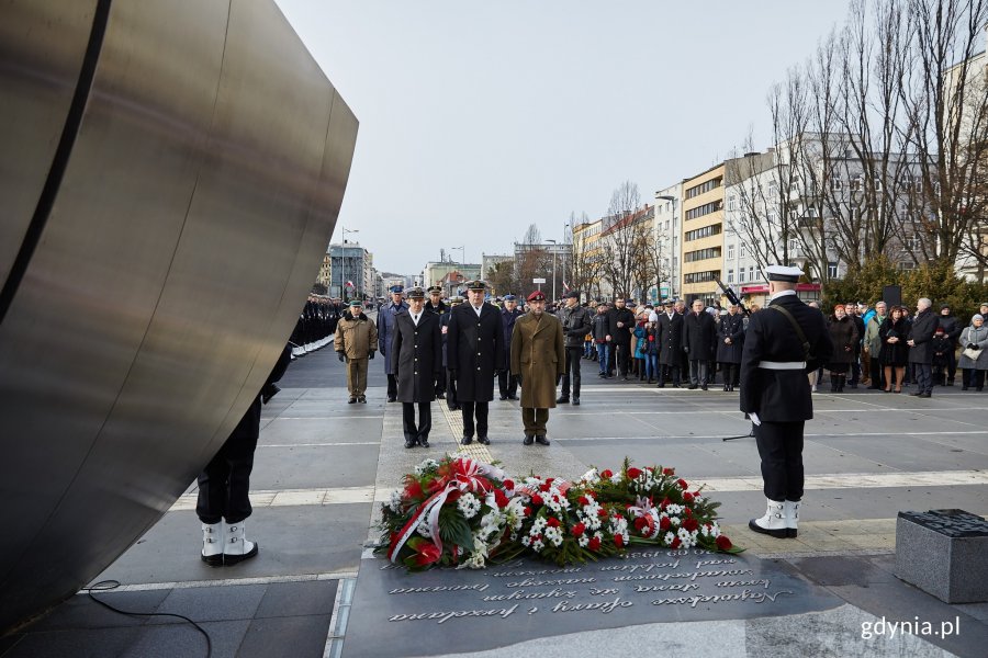 Uroczystości oficjalne pod pomnikiem Polski Morskiej z okazji 93. rocznicy nadania praw miejskich, fot. Dawid Linkowski
