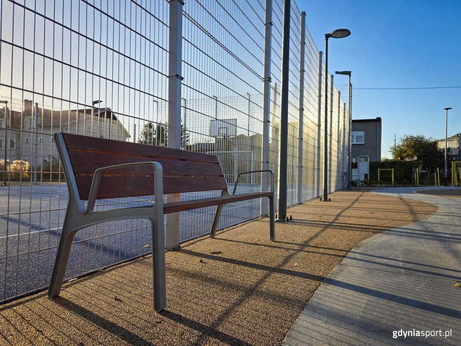 Elementy małej architektury w otoczeniu nowej infrastruktury sportowej (fot. Marek Urbaniak)